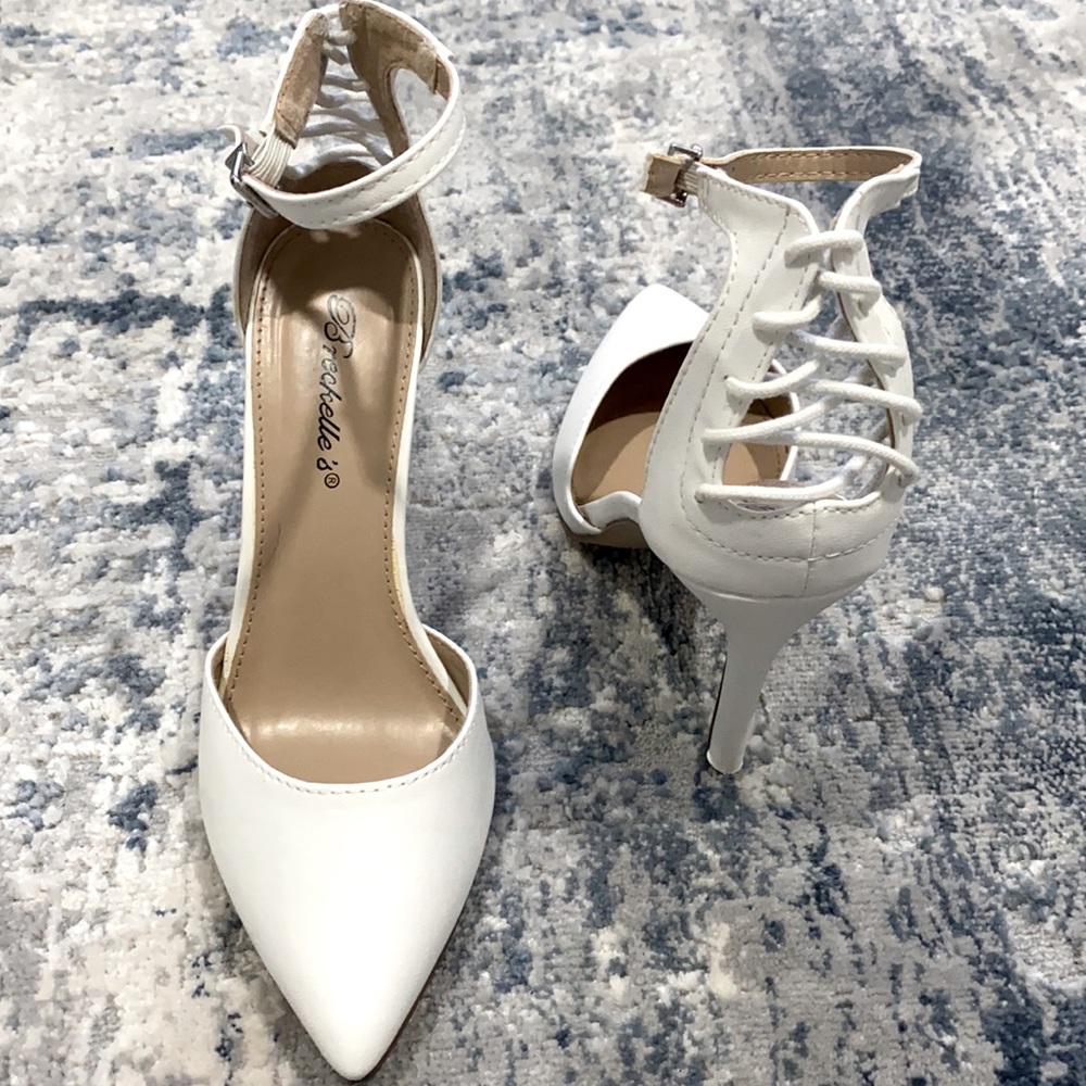 White pumps in size 6,5